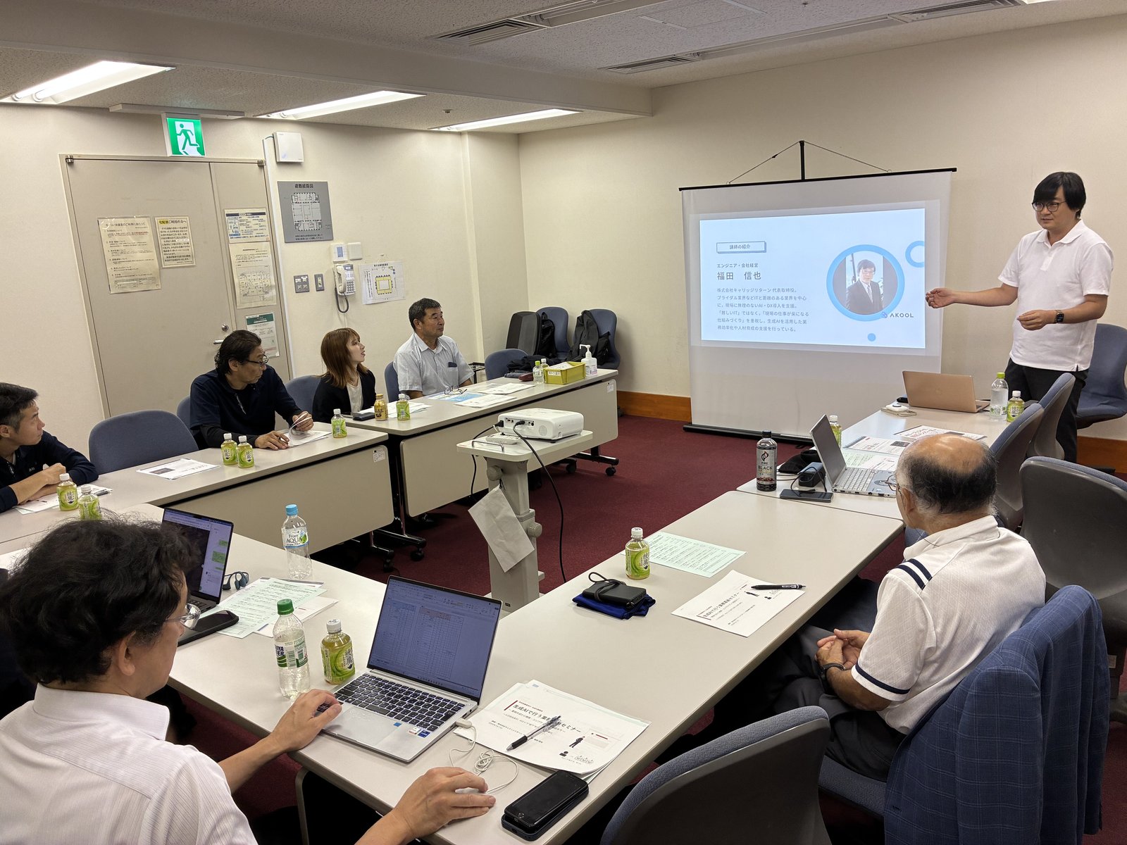 かながわ労働プラザの会場で講習会を受講する参加者の皆さま